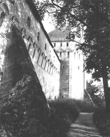 Versterkte muur met toren