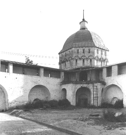 Versterkte muur met toren, gezien van binnenuit