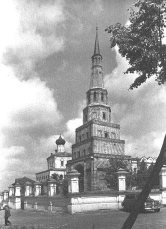 Suyumbike toren; op de achtergrond paleiskerk