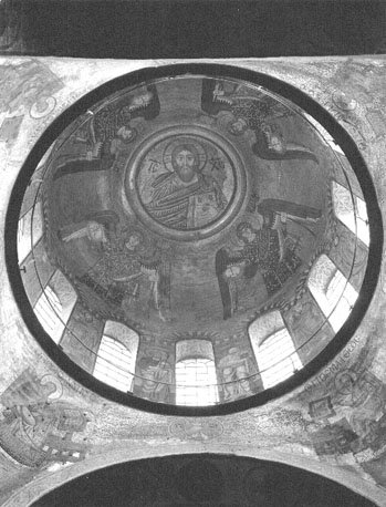 Blik in centrale koepel: Christus Pantokrater, vier aartsengelen, twaalf apostelen tussen de ramen en vier evangelisten op pendentieven