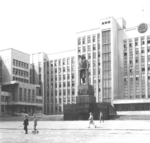 Regeringsgebouw; standbeeld van Lenin