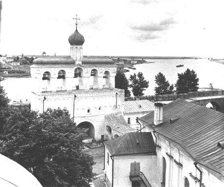 Klokkenhuis (van de Sophia kathedraal), zicht op de Wolchov (rivier) en het Ilmenmeer