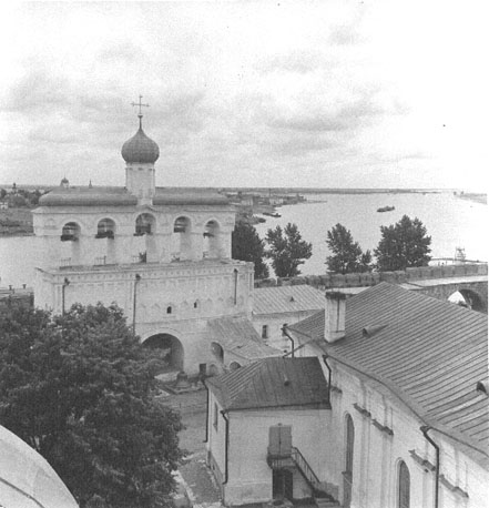 Klokkenhuis (van de Sophia kathedraal), zicht op de Wolchov (rivier) en het Ilmenmeer