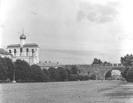 Klokkenhuis (van de Sophia kathedraal) en muren van Kremlin