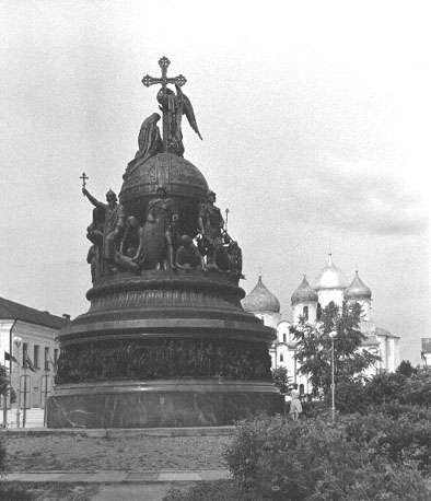 Monument "1000 jaar Rusland"; op de achtergrond St. Sophia kathedraal