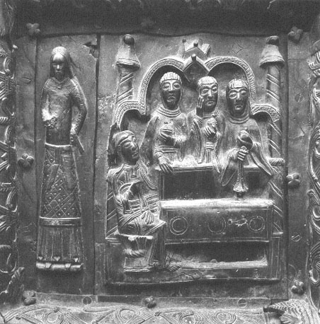 Westfacade, bronzen deuren met reliëfs, detail: figuur in vrouwenkleding, heilige vrouwen aan Christus' graf
