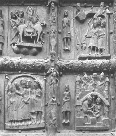 Westfacade, bronzen deuren met reliëfs, 4 velden: Intocht van Christus in Jeruzalem; inwoners wachten op Christus aan de stadspoort; arrestatie van Christus; Christus in de gevangenis