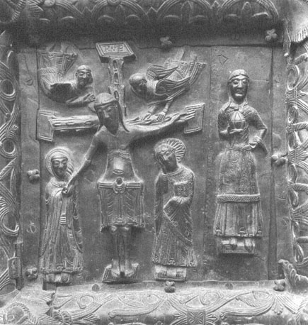 Westfacade, bronzen deuren met reliëfs, detail: Christus gekruisigd, Maria en Johannes aan weerszijden, twee engelen erboven; rechts: Nikodemus