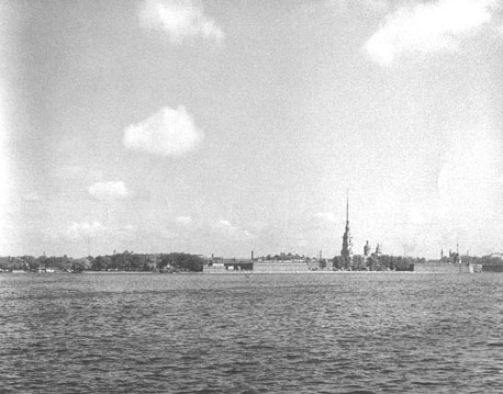 Zicht op St. Peter en Paul vesting vanaf de Neva rivier; in het midden: kathedraal van St. Peter en Paul (met extreem hoge torenspits)