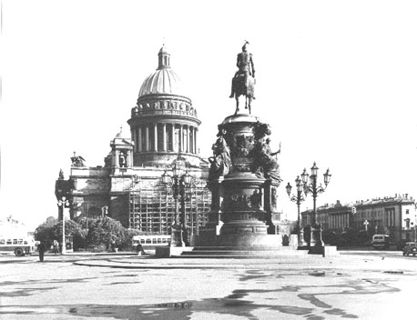 Isaak kathedraal vanuit het zuiden; op de voorgrond standbeeld van Nicolaas I