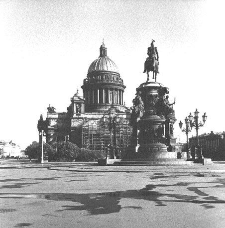 Isaak kathedraal vanuit het zuiden; op de voorgrond standbeeld van Nicolaas I.