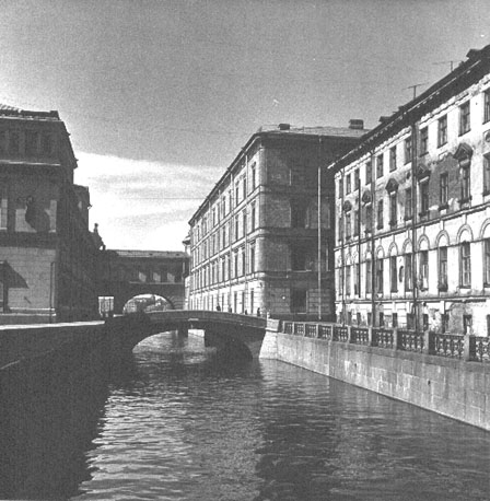 Overdekte brug over gracht tussen oude hermitage en Hermitagetheater