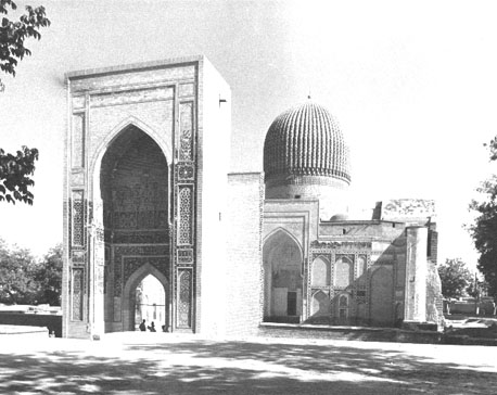 Zicht op mausoleum en ingangspoort