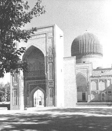 Zicht op mausoleum en ingangspoort