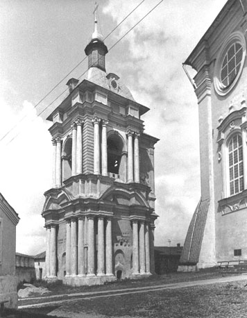 Klokkentoren van kathedraal, vanuit het zuidoosten