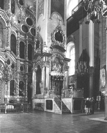 Iconostase, en bisschopszetel (waarschijnlijk, rechts)