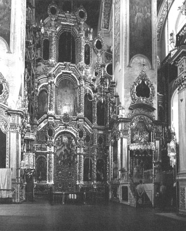 Iconostase, en bisschopszetel (waarschijnlijk, rechts)