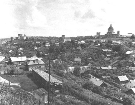 Zicht op Smolensk en de oude versterkte stadsmuur; op de achtergrond: kerk van Johannes de Doper
