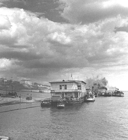 Aanlegsteiger met verschillende boten (Volga)