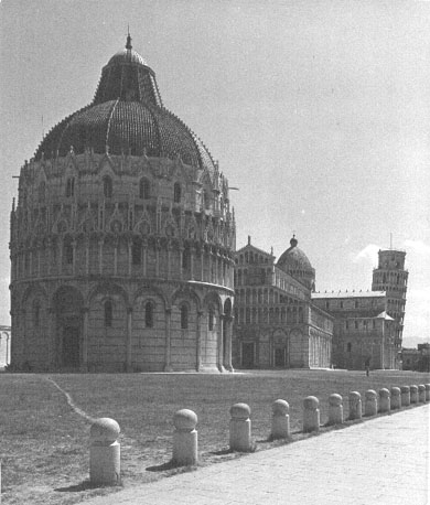 Baptisterium (op de voorgrond), kathedraal en campanile vanuit het westen