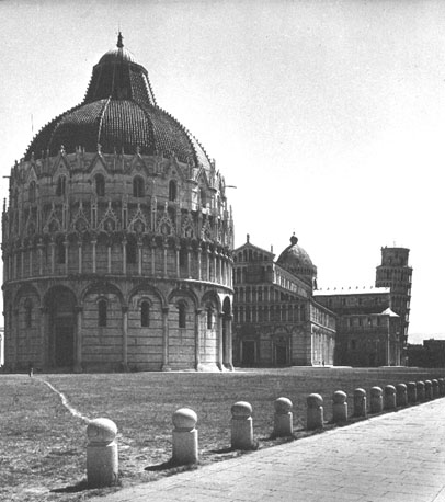 Baptisterium (op de voorgrond), kathedraal en campanile vanuit het westen