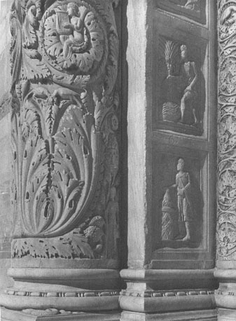 Hoofdportaal (oostelijk), detail: portaalwang (links) scènes met seizoenen
