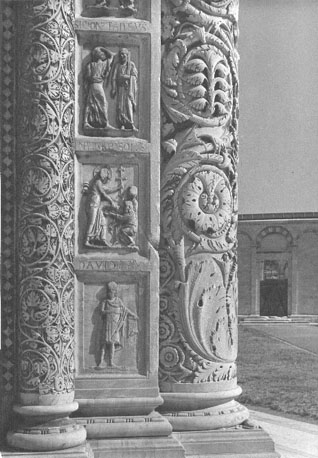 Hoofdportaal (oostelijk), detail: portaalwang (rechts) voorstellingen van (onder andere) Koning David