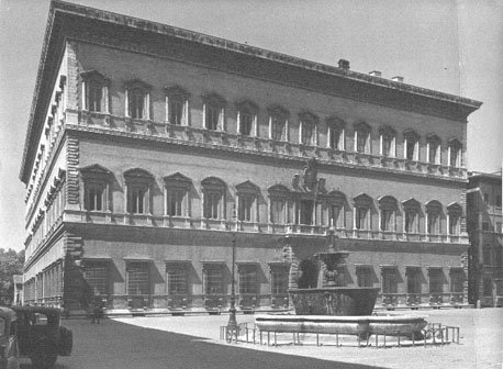 Facade (met ingang) van palazzo, plein met fontein