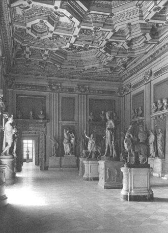 Zaal met beelden