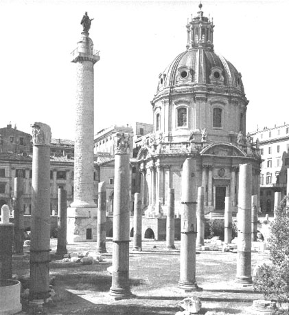 Zicht op kerk en de zuil van Trajanus, gelegen op forum van Trajanus