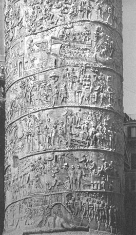 Zuil van Trajanus, detail: vijf stroken onderaan de zuil