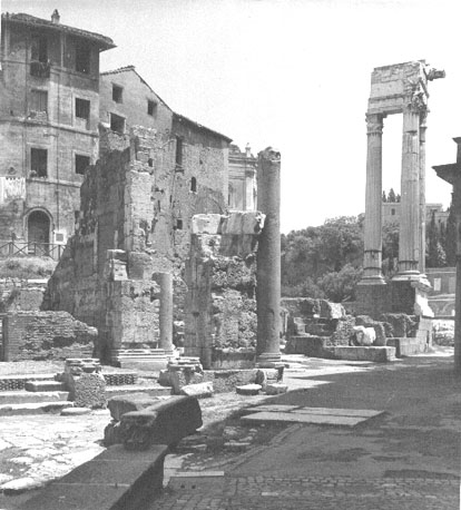 Overblijfselen van de tempel van Apollo Sosiano (3 Corinthische zuilen) gelegen achter het Theater van Marcellus