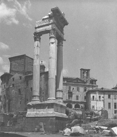Overblijfselen van de tempel van Apollo Sosiano (3 Corinthische zuilen) gelegen achter het theater van Marcellus