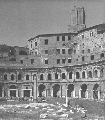Markthallen van Trajanus (mercati di Traiano); op de achtergrond: Torre delle Milizie