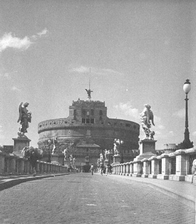 Zicht op burcht (Castel S. Angelo)  vanaf de Ponte  S. Angelo (brug)