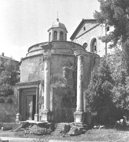 Zicht op ingang van de rotonde; op de achtergrond: basilica dei Ss. Cosma e Damiano