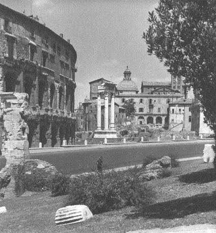 Overblijfselen van de tempel van Apollo Sosiano (3 Corinthische zuilen, in het midden); links: achterkant van het theater van Marcellus