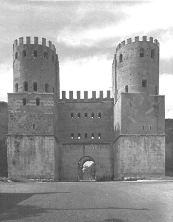 Zicht op stadspoort: Porta S. Sebastiano