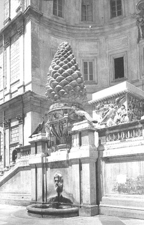 Cortile della Pigna, Nicchione en La Pigna: grote nis met pijnappel (La Pigna)