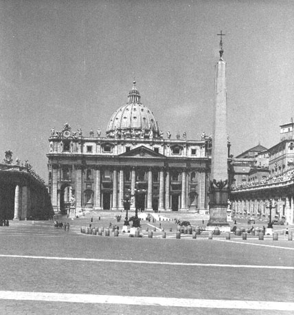 Pietersplein met obelisk en facade van de basiliek