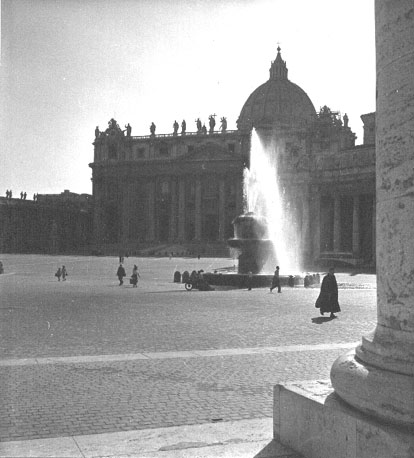 Pietersplein met fontein en facade van de basiliek