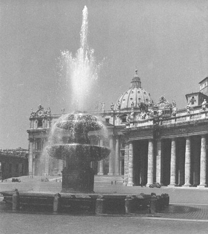 Pietersplein met fontein, colonnade (detail, rechts) en facade van de basiliek