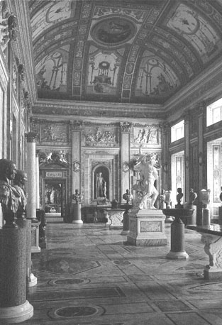 Galleria degli Imperatori (keizersgalerij), in het midden: de roof van Proserpina (door Bernini)