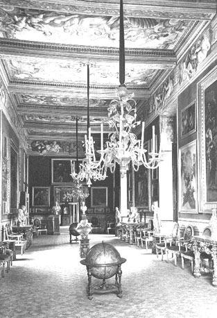 Zaal met schilderijenverzameling uit de 17e eeuw