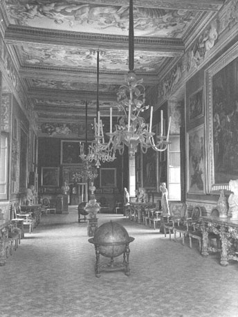 Zaal met schilderijenverzameling uit de 17e eeuw