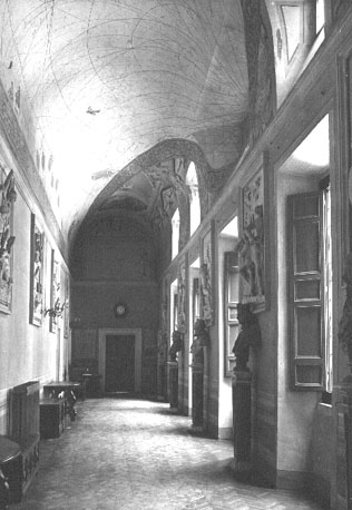 Corridoio dei Bassorilievi: gang met antieke reliëfs, opgenomen in de muur