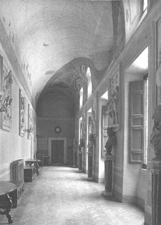 Corridoio dei Bassorilievi: gang met antieke reliëfs, opgenomen in de muur