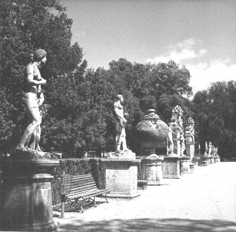 Beelden in het park van Villa Borghese