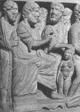 Sarcofaag, detail: drie manlijke figuren; middelste zittende figuur (God de Schepper), rechter figuur met hand op hoofd van vrouwelijk figuur, waarschijnlijk voorstellende schepping van de mens