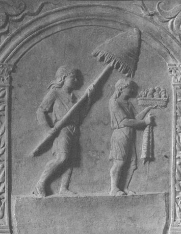 Grafaltaar (met "dextrarum junctio" -scène), detail: twee bedienden, een met een parasol, de ander draagt een blad met fruit